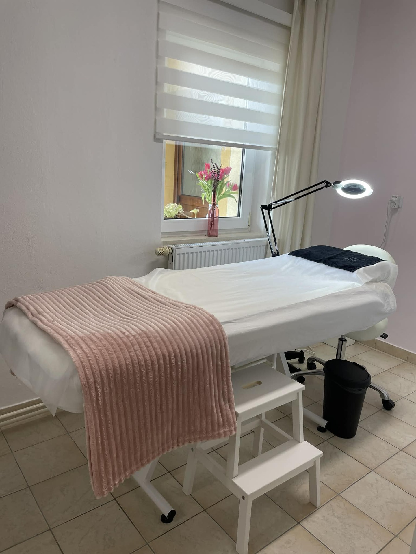 Treatment bed with throw