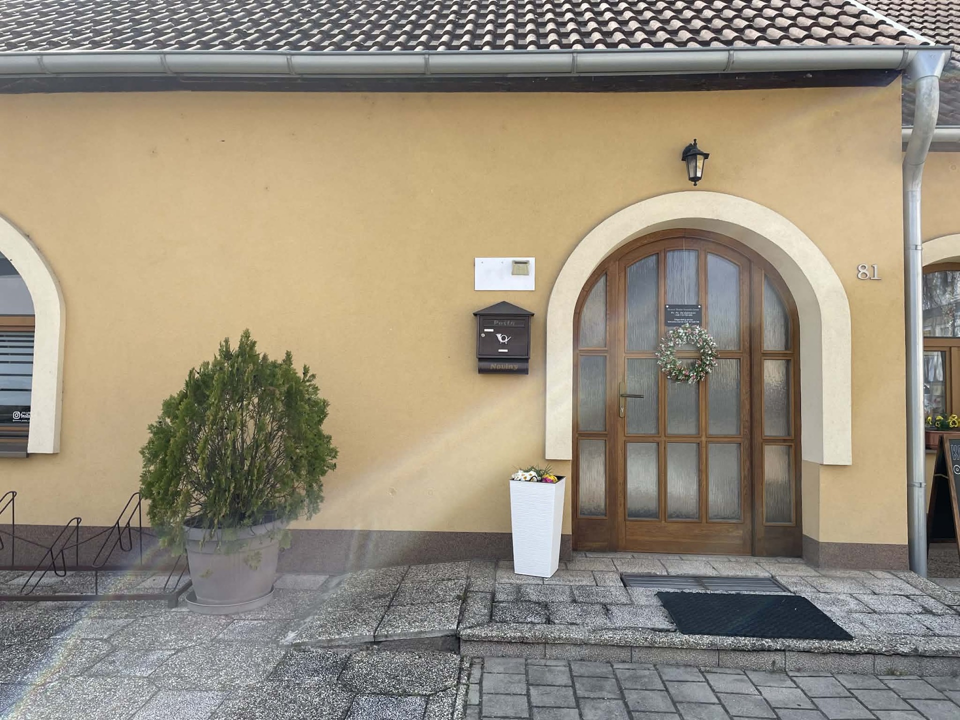 Entrance to Nikol Beauty Studio, Hlavní 81